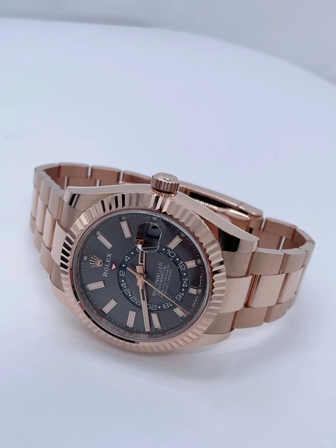 The Oyster Perpetual Sky-Dweller in 18 ct Everose gold with a slate grey dial and an Oyster bracelet. -m336935-0004 42mm