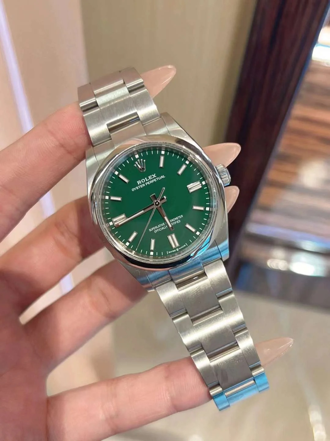 The Oyster Perpetual 36 is presented with a green dial and an Oyster bracelet. -m126000-0005