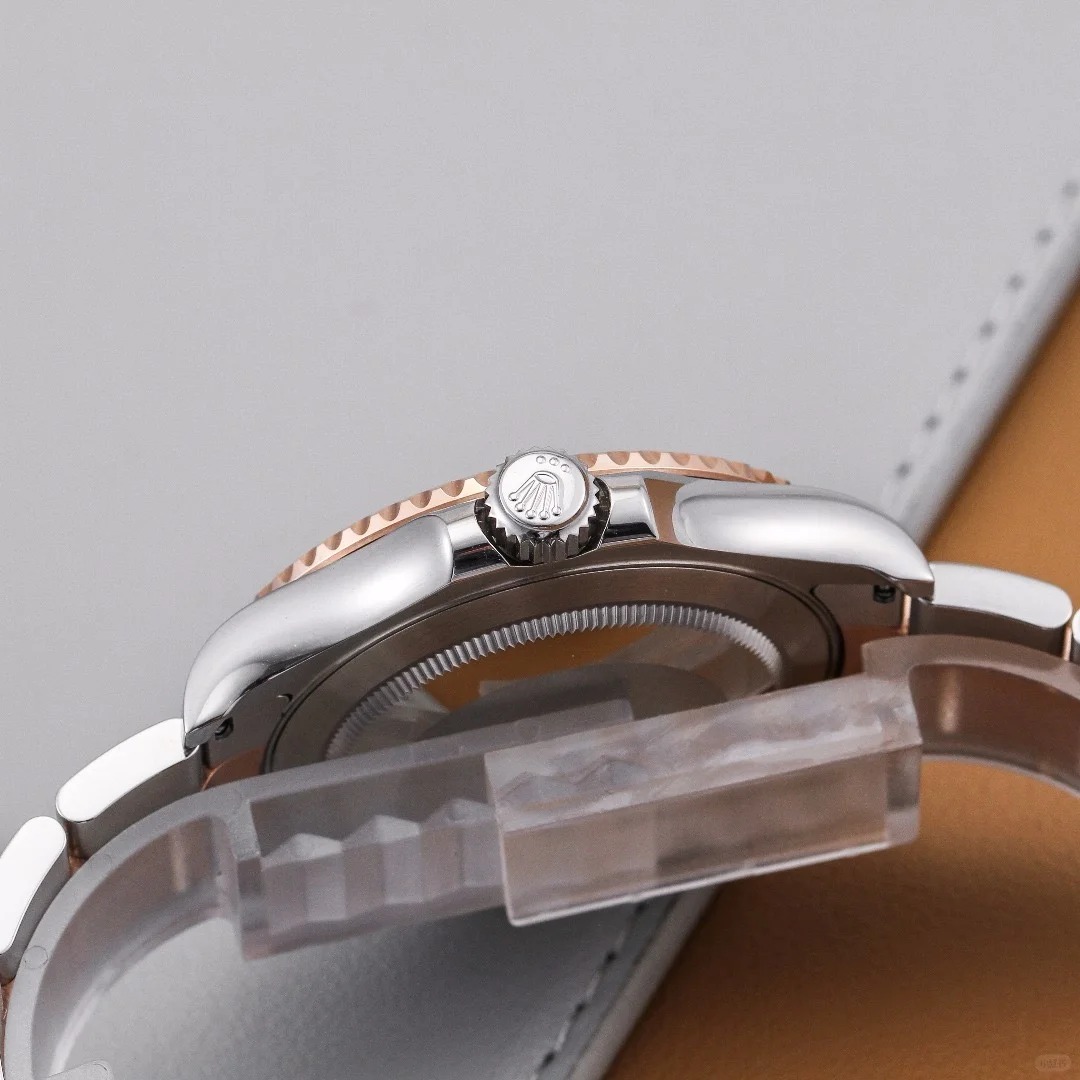 The Oyster Perpetual Yacht-Master 40 is available in Everose gold and Oystersteel with an Oyster bracelet. -m126621-0001