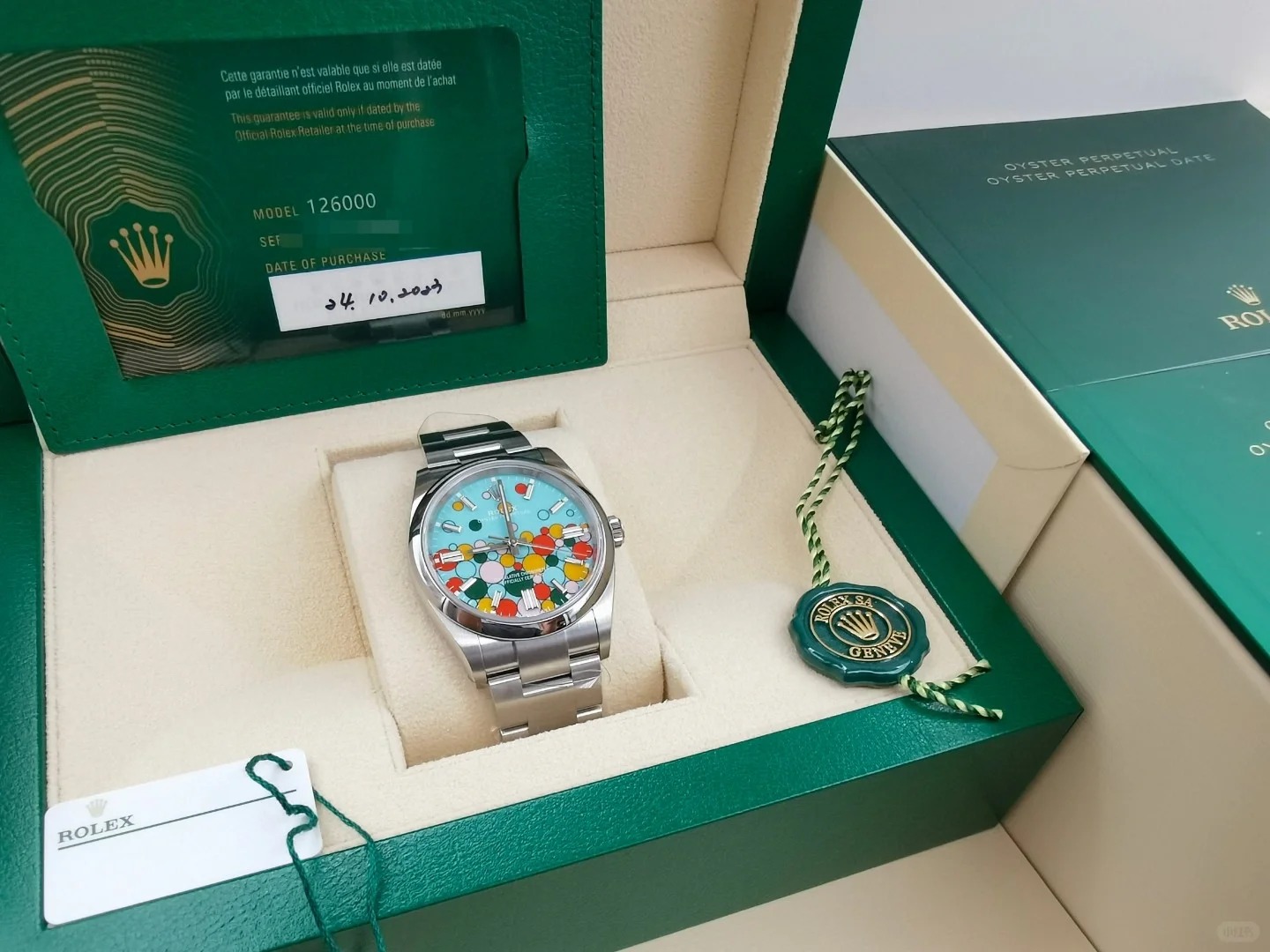 The Oyster Perpetual 36 features a turquoise blue celebration dial and an Oyster bracelet. -m126000-0009