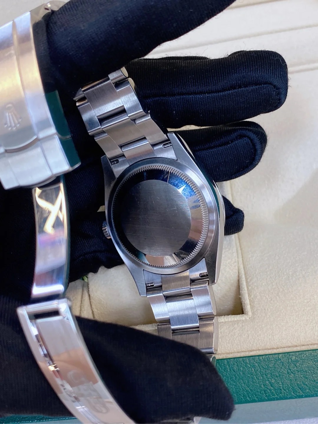 The Oyster Perpetual 36 is fitted with a silver dial and an Oyster bracelet. -m126000-0001