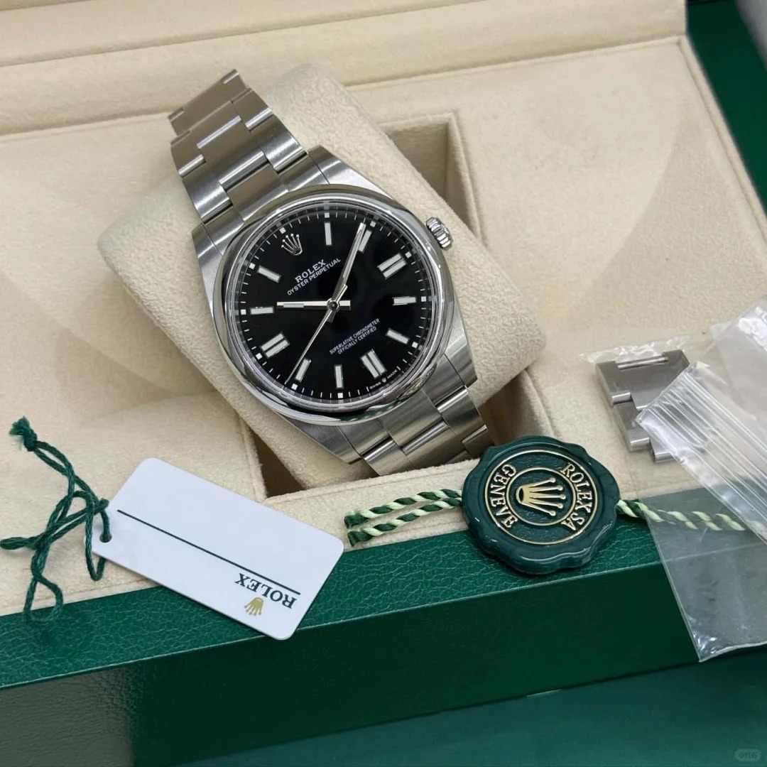 The Oyster Perpetual 41 is presented with a glossy black dial and an Oyster bracelet. -m124300-0002