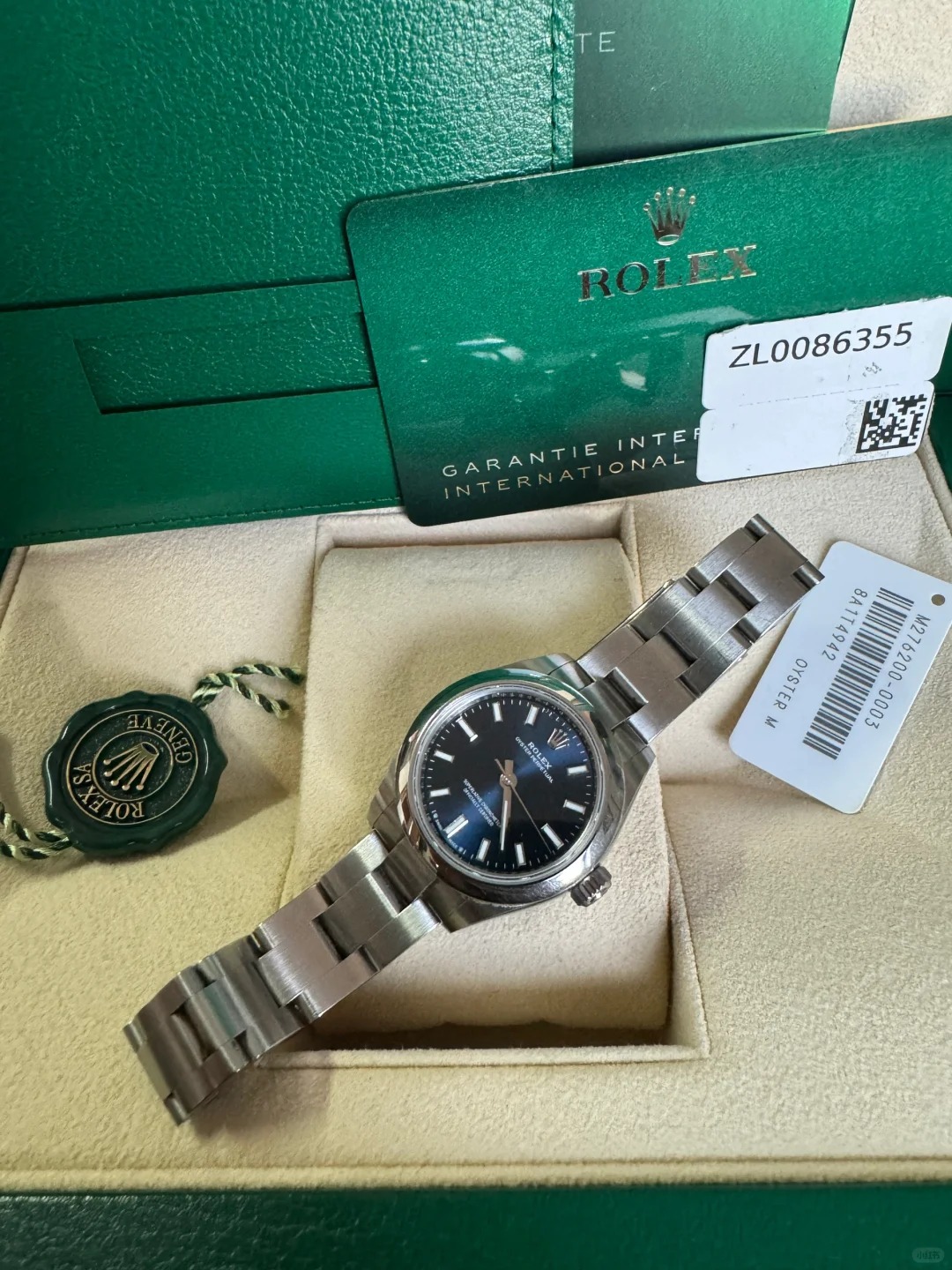 The Oyster Perpetual 36 is presented with a bright blue dial and an Oyster bracelet. -m126000-0003