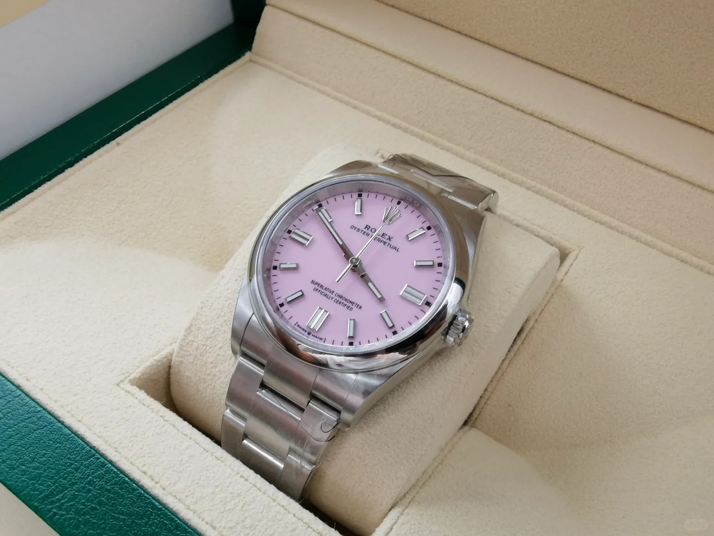 The Oyster Perpetual 36 is presented with a candy pink dial and an Oyster bracelet. -m126000-0008