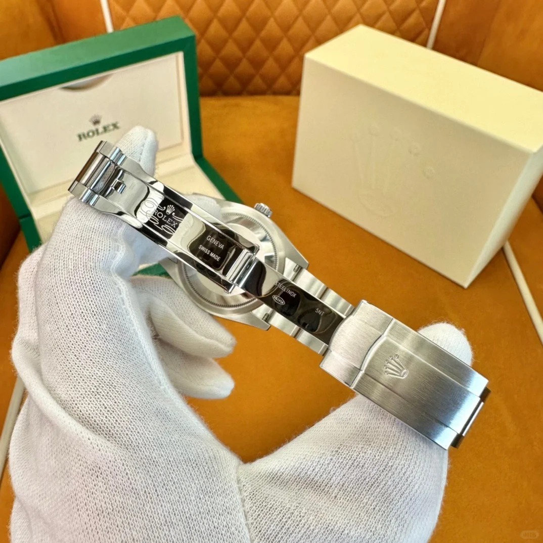 The Oyster Perpetual 36 features a turquoise blue celebration dial and an Oyster bracelet. -m126000-0009