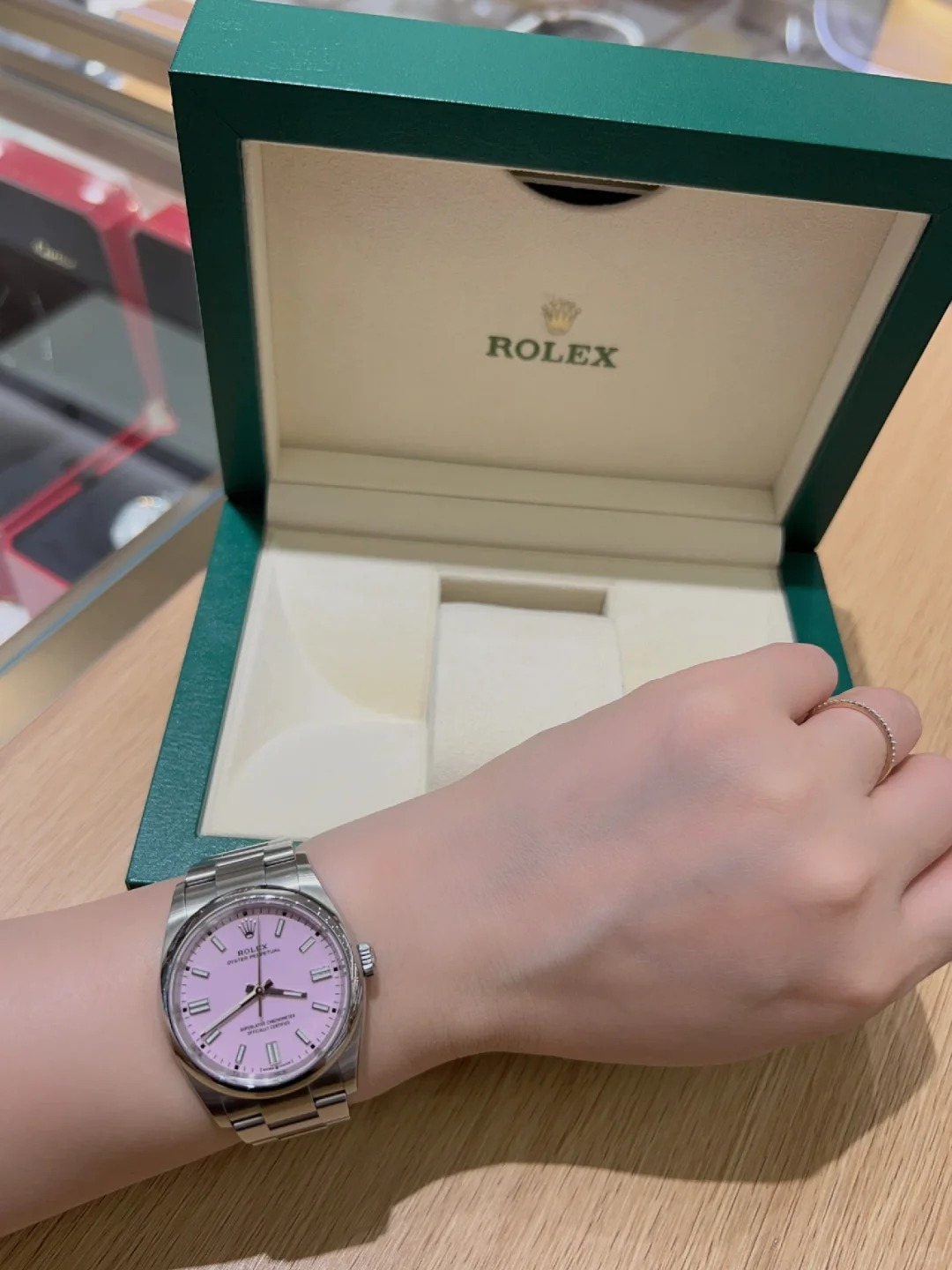 The Oyster Perpetual 36 is presented with a candy pink dial and an Oyster bracelet. -m126000-0008