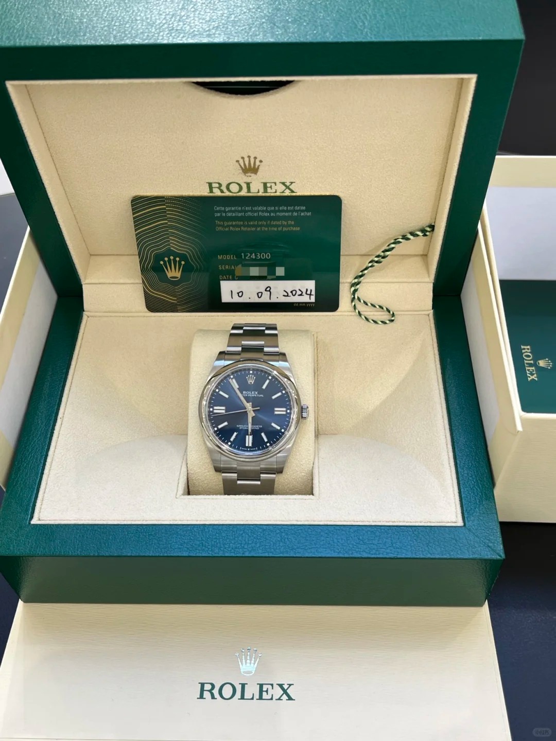 The Oyster Perpetual 41 is presented with a bright blue dial and an Oyster bracelet. -m124300-0003