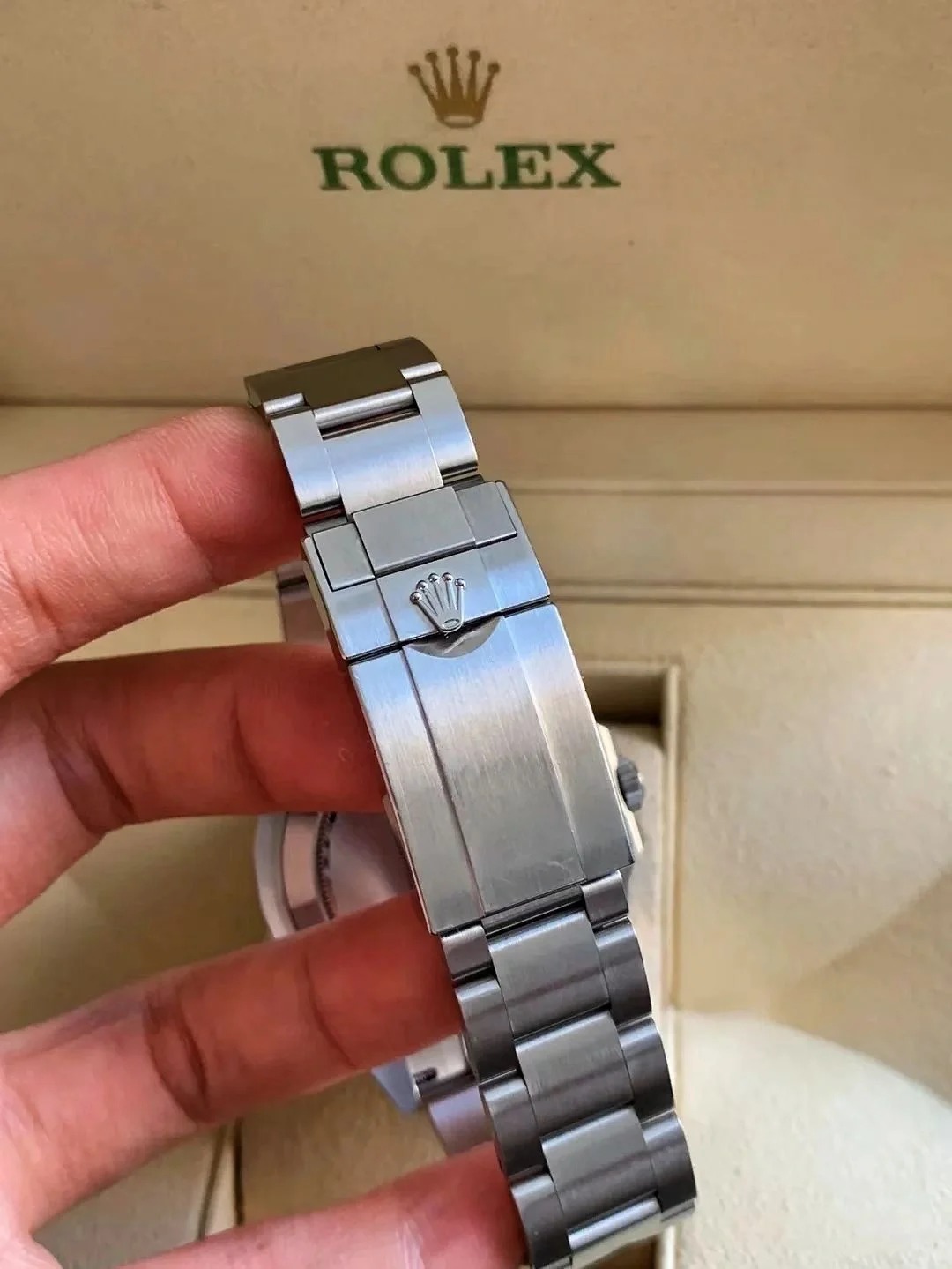 The Oyster Perpetual Explorer II is made of Oyster steel with an Oyster bracelet and a white dial with arrow-shaped 24-hour hands and hour markers coated with Chromalight. -m226570-0001 42mm