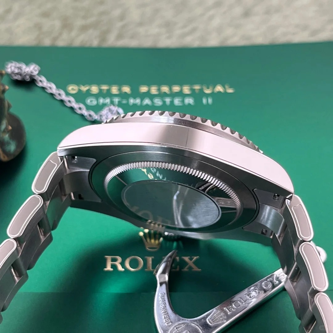 The Oyster Perpetual GMT-Master II is made of Oyster steel with a black dial and an Oyster bracelet. -m126710grnr-0004 40mm