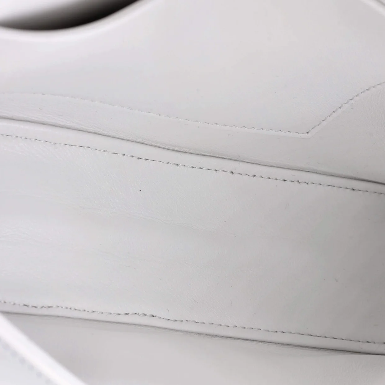 Lola Triomphe Shoulder Bag Calfskin Medium - Deep Luxury