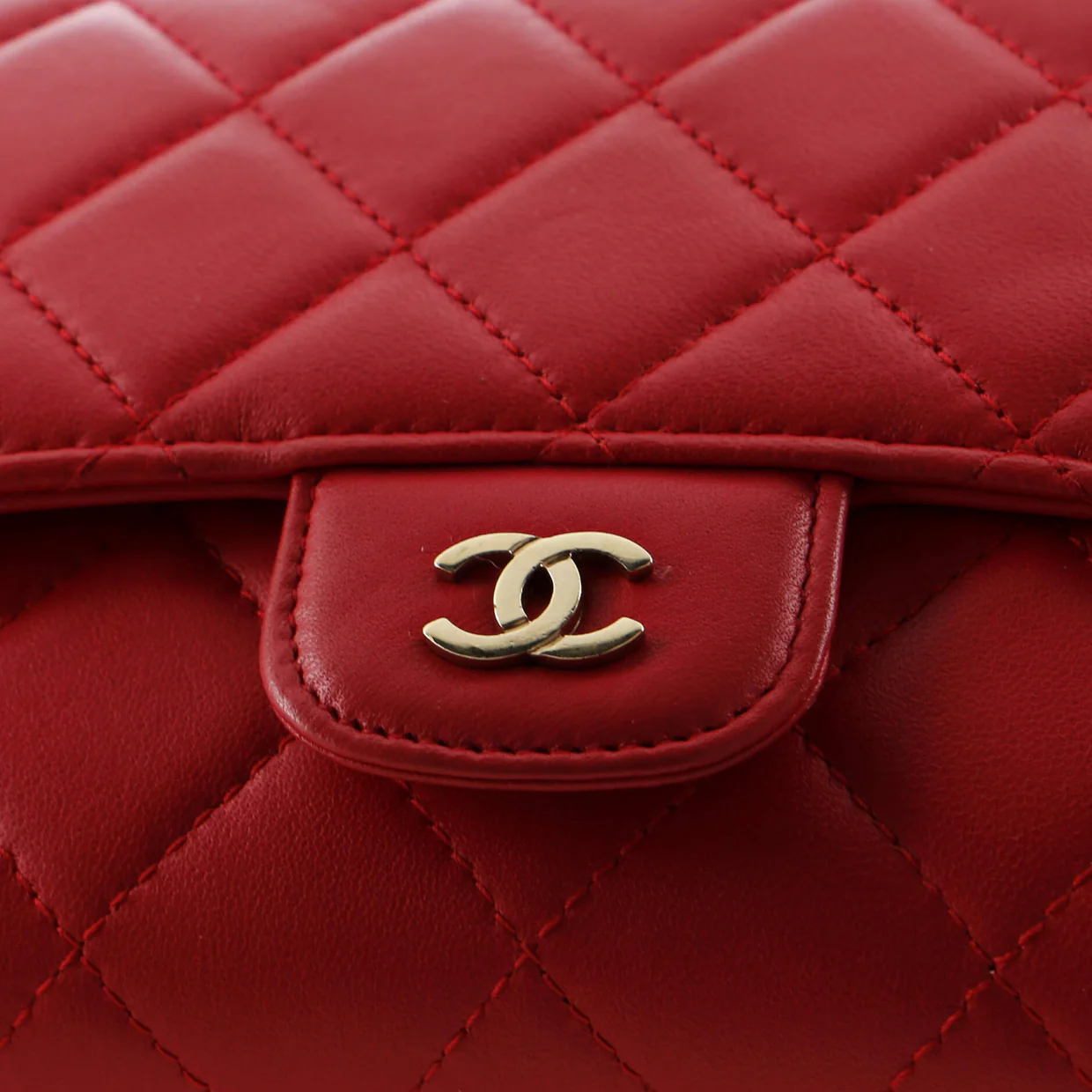 Wallet on Short Chain Quilted Lambskin - Deep Luxury