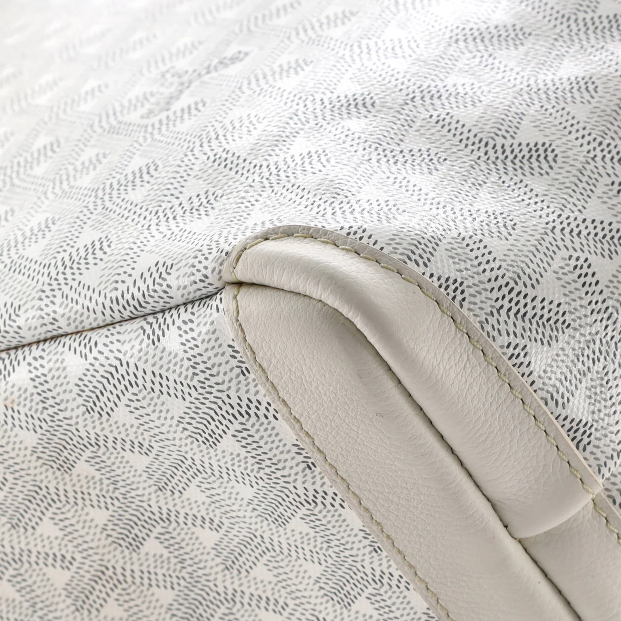 Artois Tote Coated Canvas MM - Deep Luxury