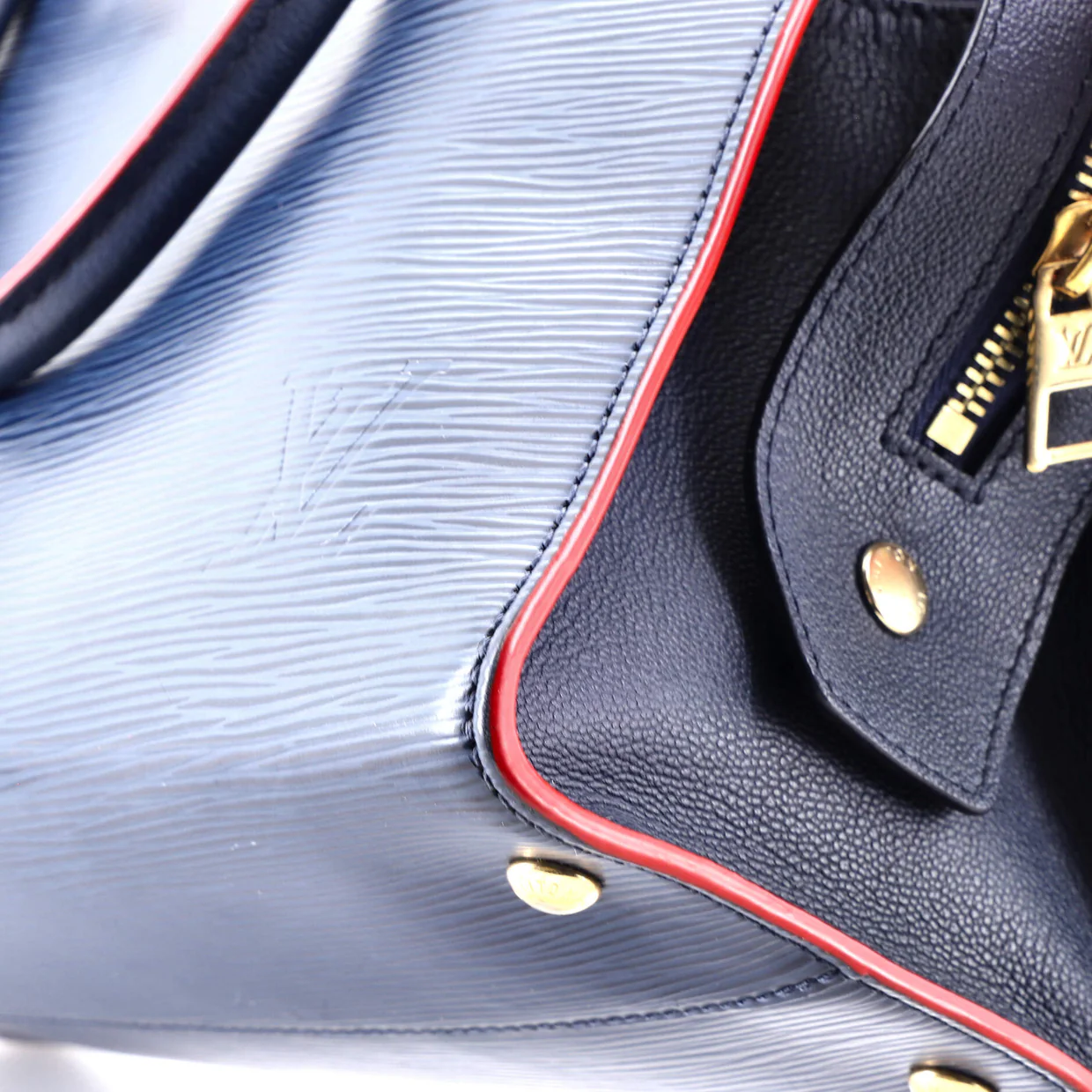 Vaneau Handbag Epi Leather MM - Deep Luxury