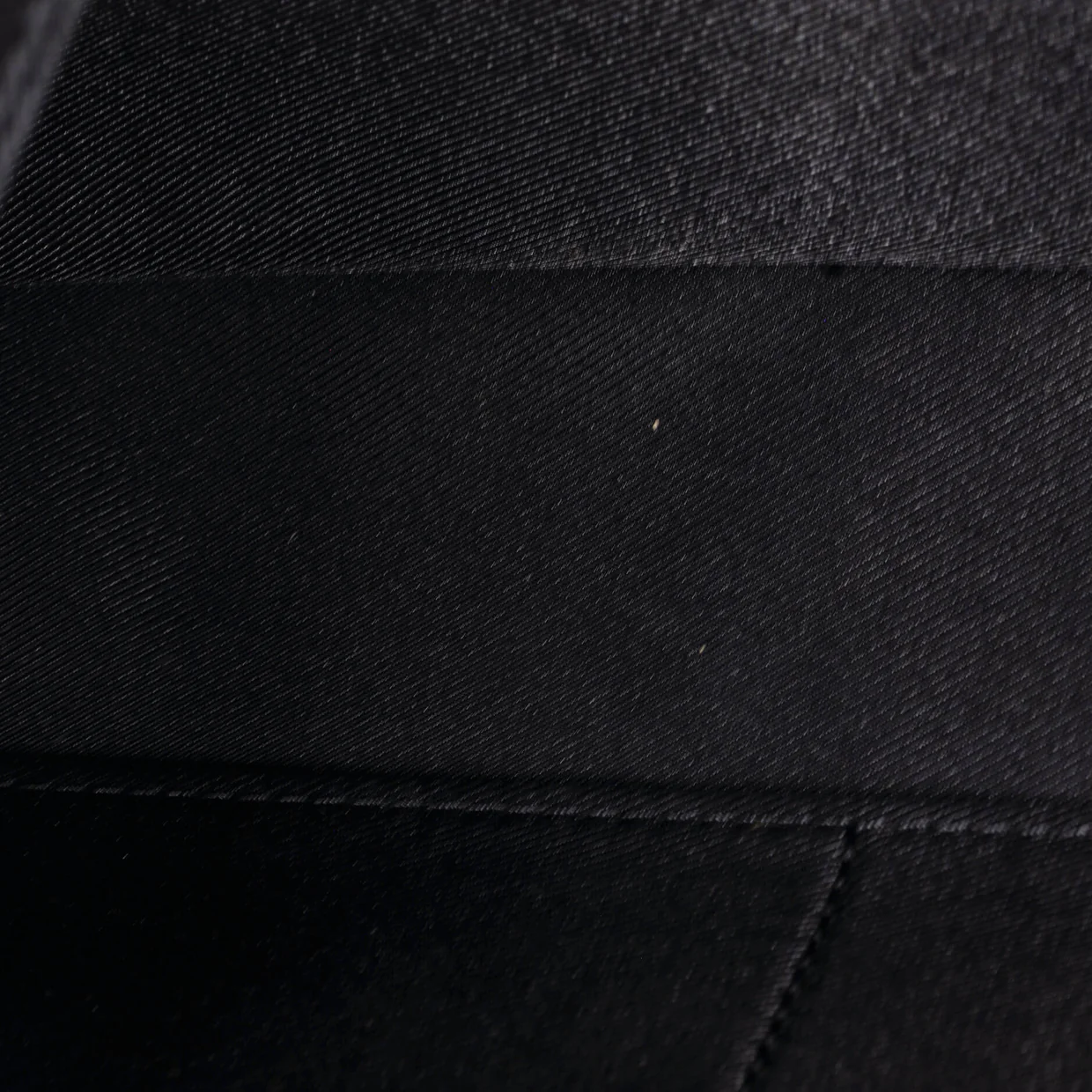 Lockme II Handbag Leather - Deep Luxury