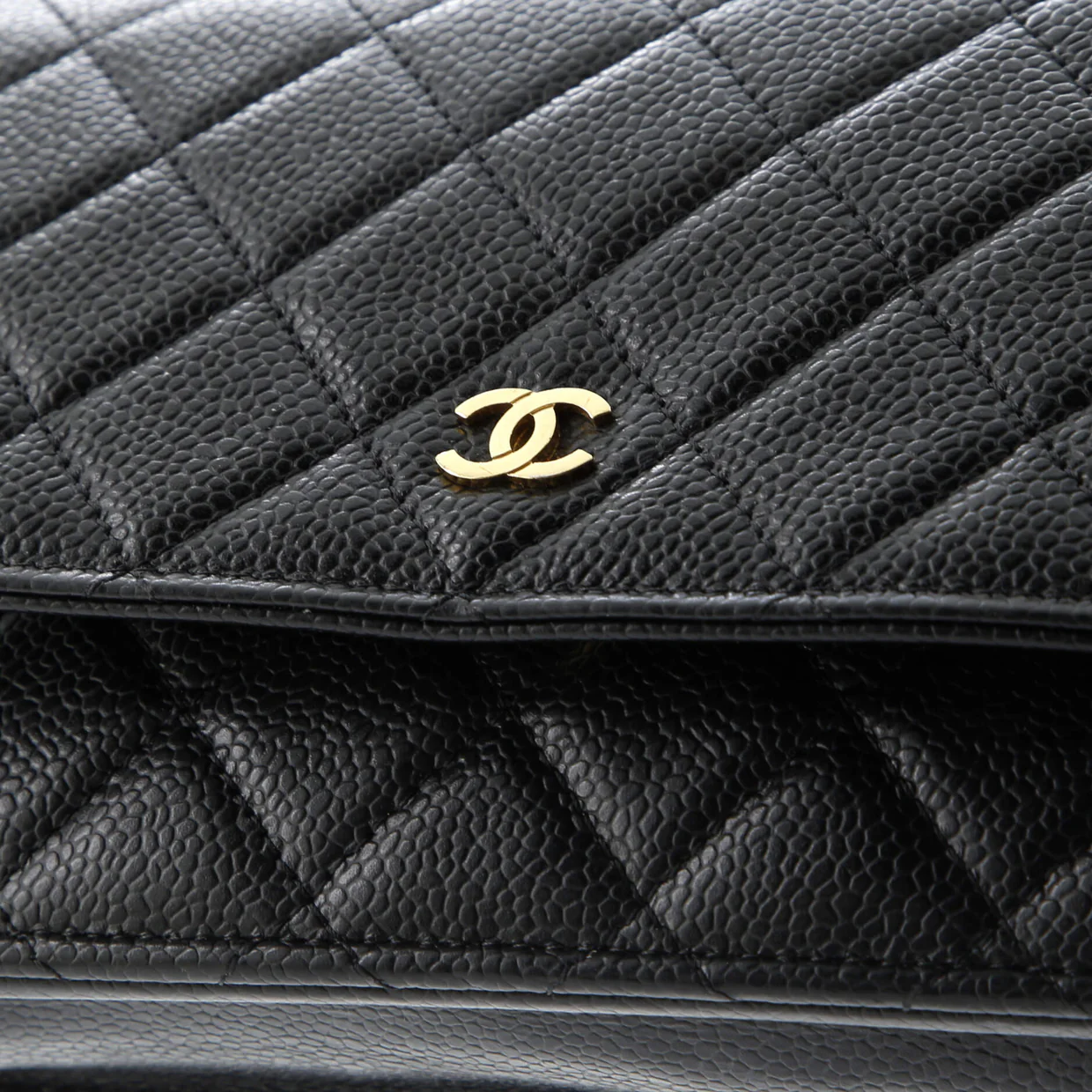 Wallet on Chain Quilted Caviar - Deep Luxury