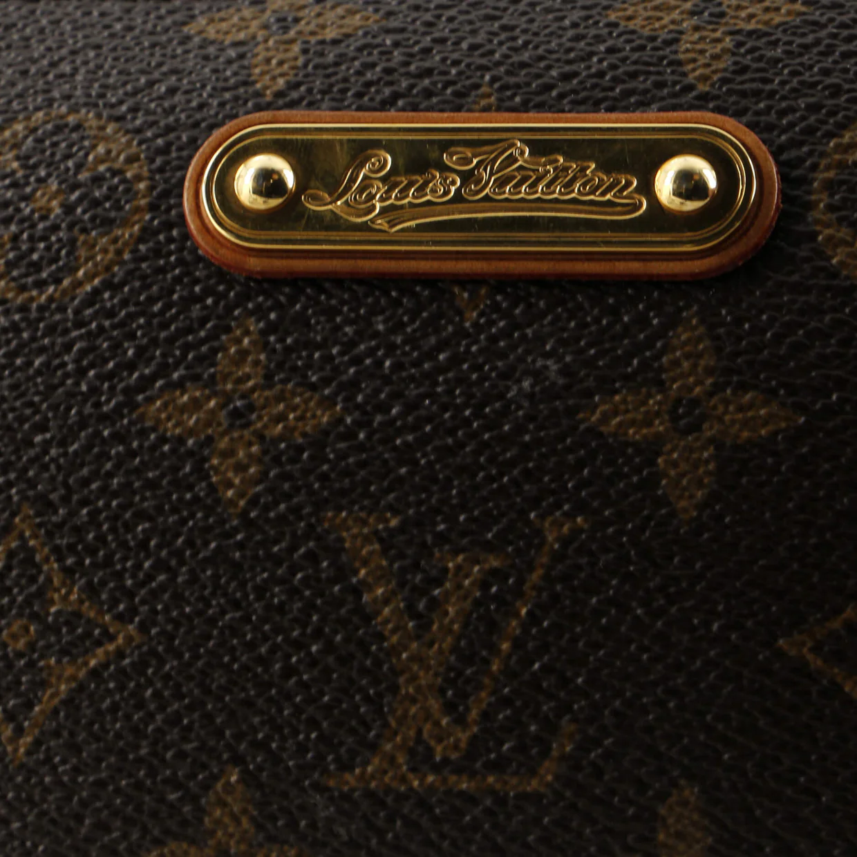 Milla Pochette Monogram Canvas MM - Deep Luxury