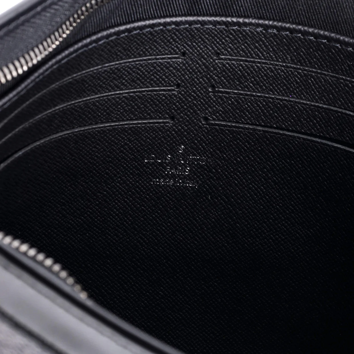 Pochette Voyage Reverse Monogram Eclipse Canvas MM - Deep Luxury