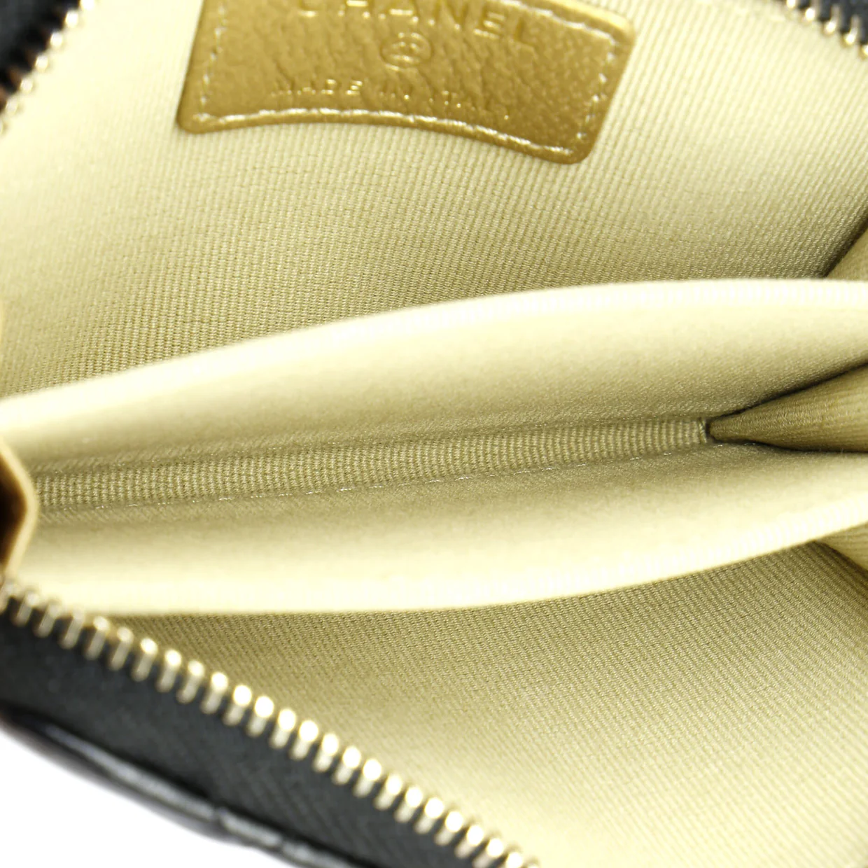 Pearl Crush Zip Around Card Holder on Chain Quilted Lambskin - Deep Luxury
