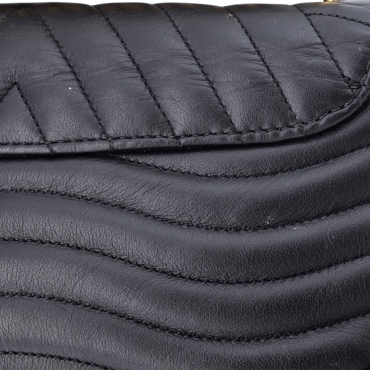 New Wave Chain Bag Quilted Leather MM - Deep Luxury