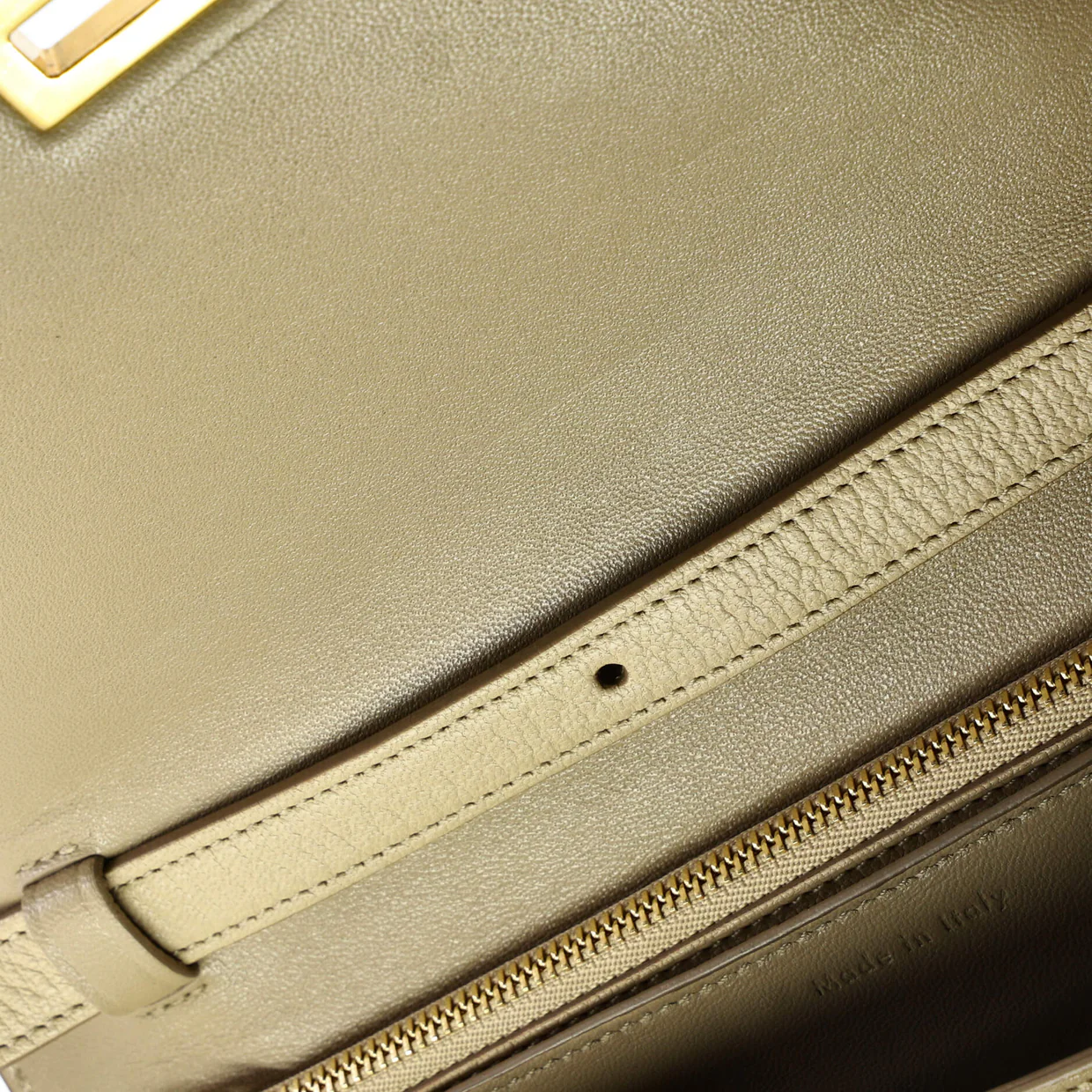 Classic Box Bag Grainy Leather Medium - Deep Luxury