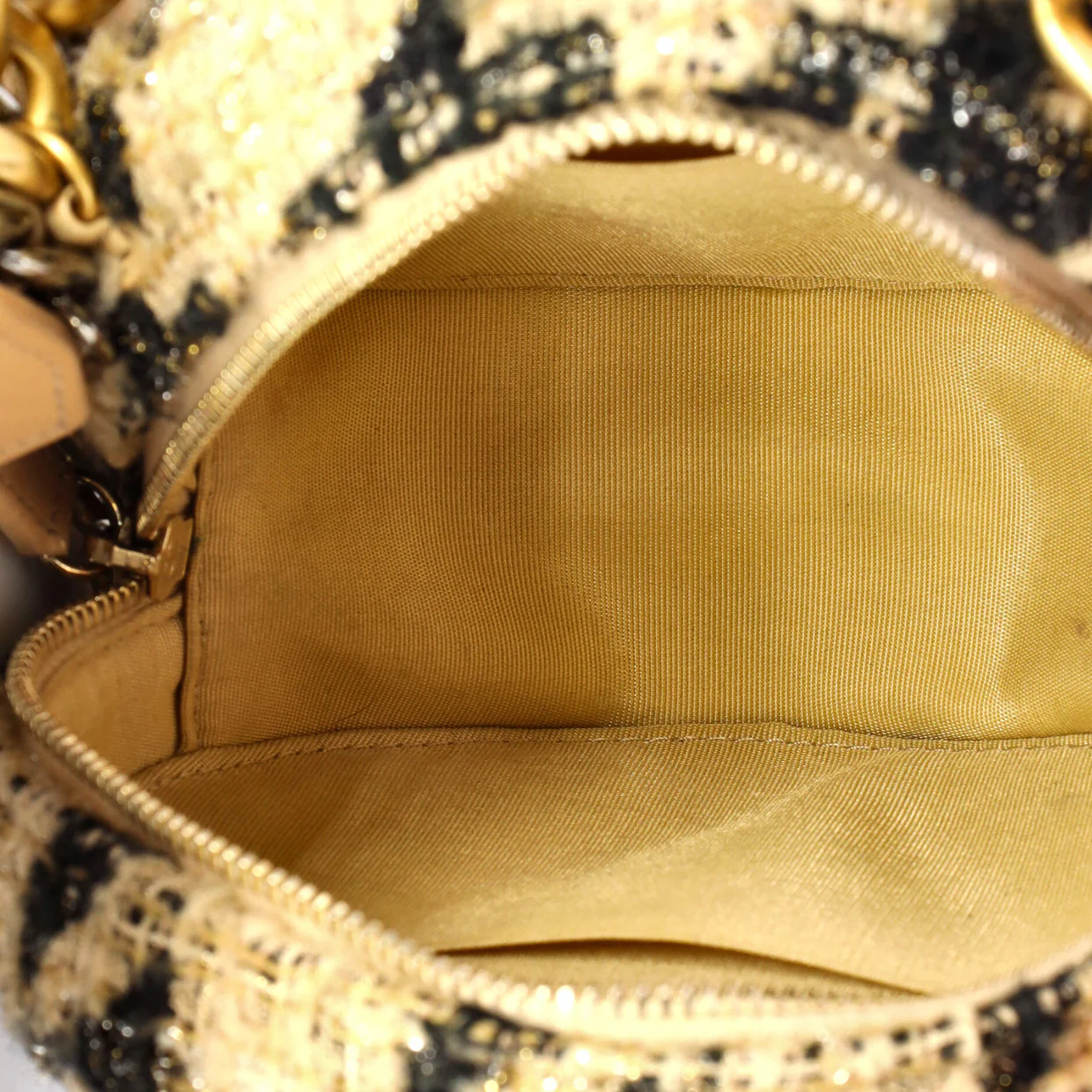 19 Round Clutch with Chain and Coin Purse Quilted Tweed and Lambskin - Deep Luxury