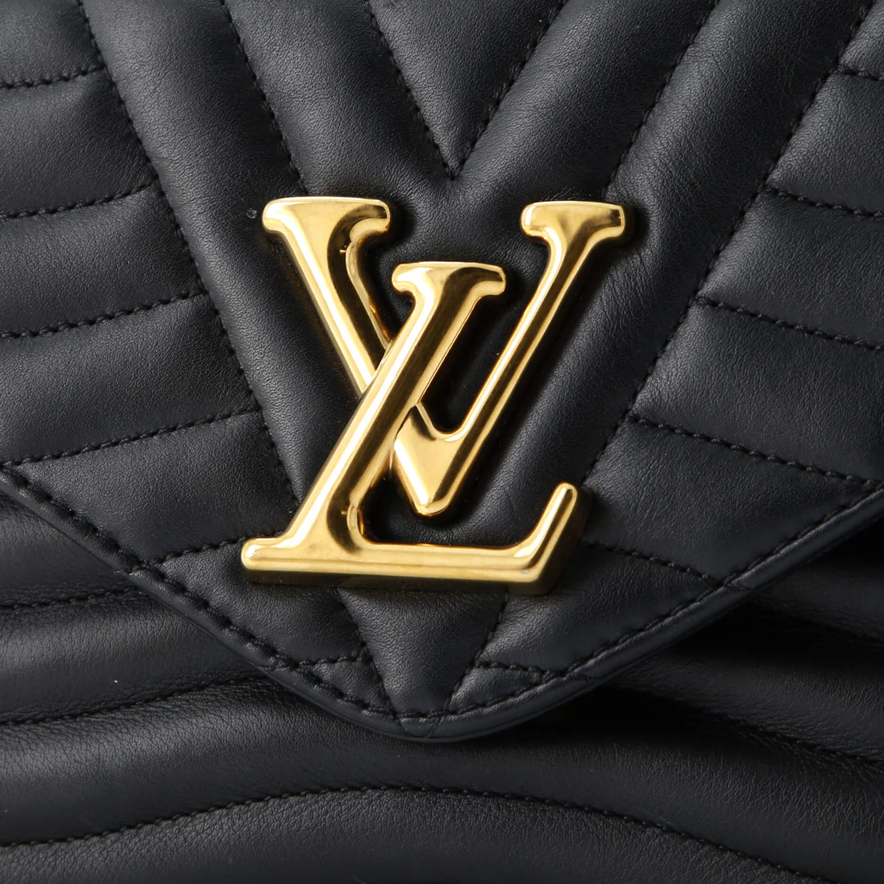 New Wave Chain Bag Quilted Leather MM - Deep Luxury