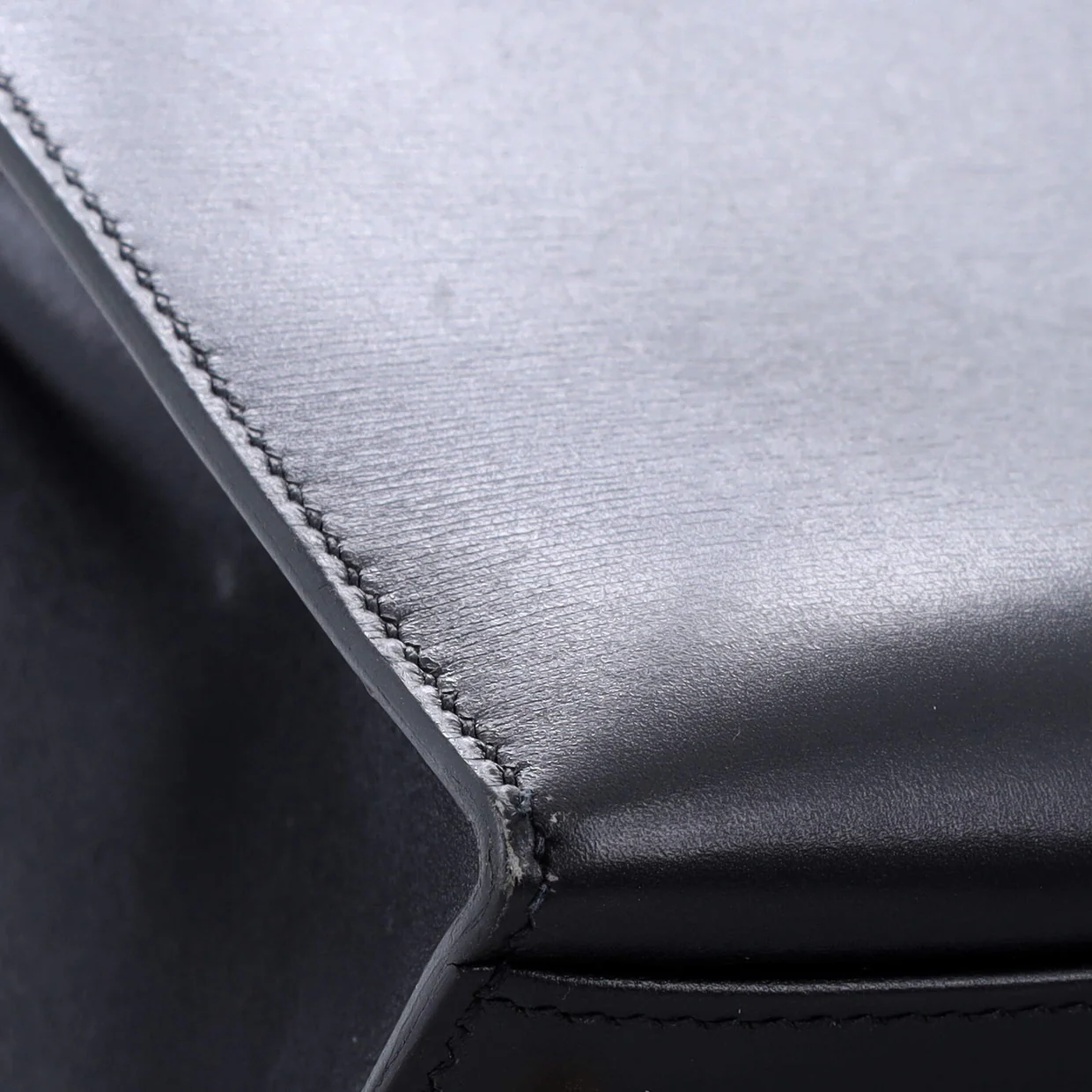 Kelly Handbag Noir Box Calf with Gold Hardware 32 - Deep Luxury