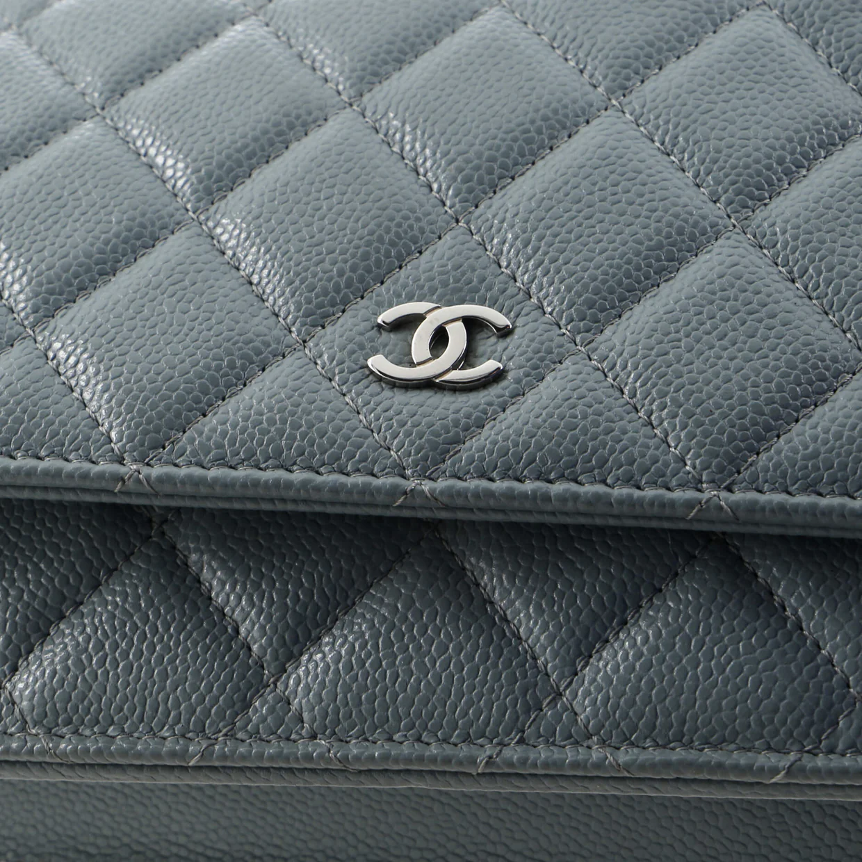 Wallet on Chain Quilted Caviar - Deep Luxury