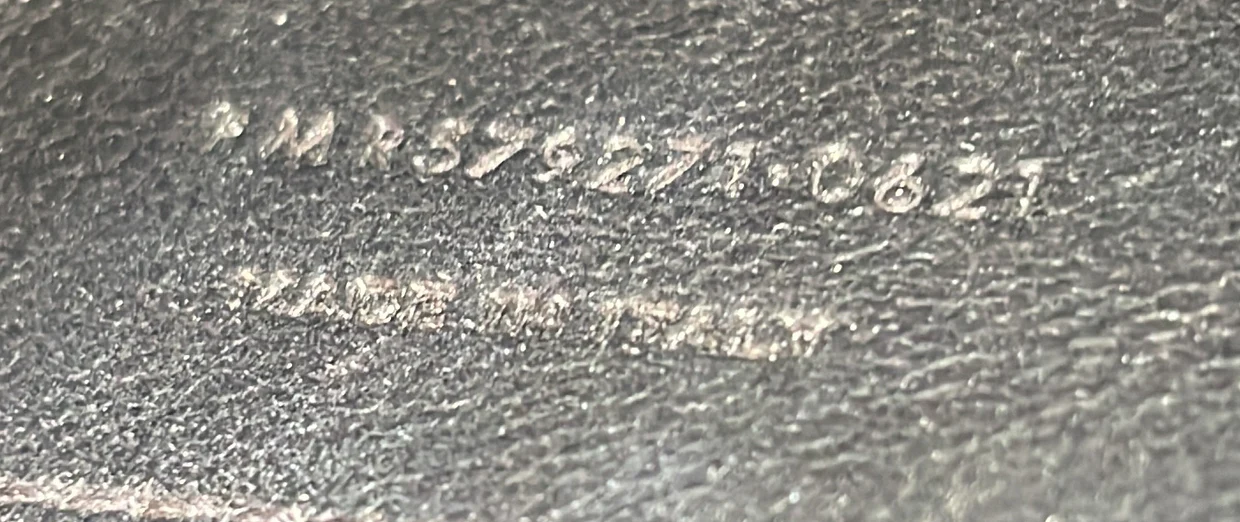 Manhattan Shoulder Bag Leather Medium - Deep Luxury