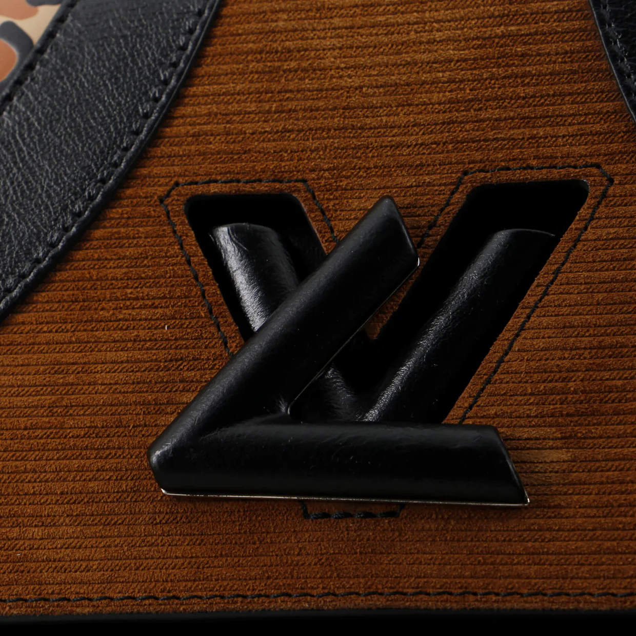 Twist Handbag Leopard Wild Printed Leather and Calfskin MM - Deep Luxury