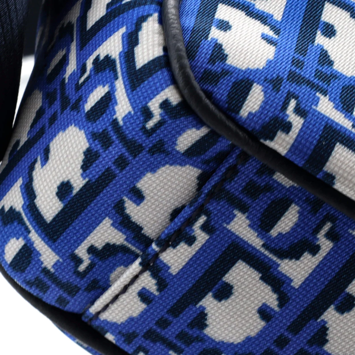 Messenger Pouch Oblique Pixel - Deep Luxury