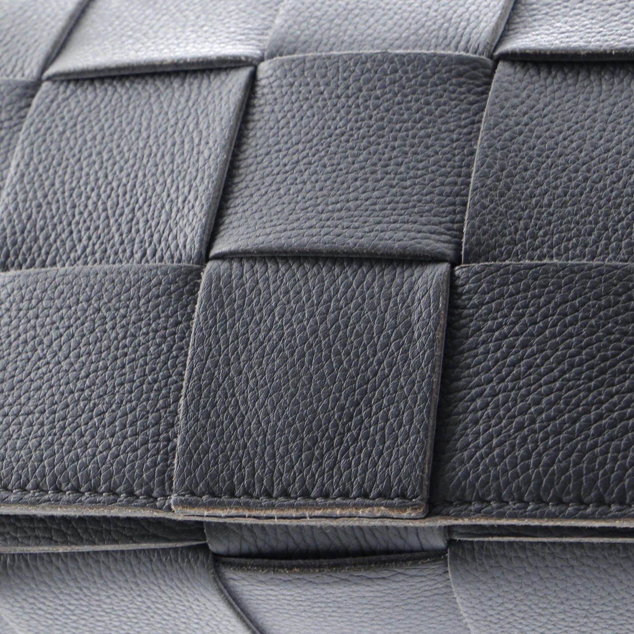 Cassette Crossbody Bag Maxi Intrecciato Grained Leather - Deep Luxury