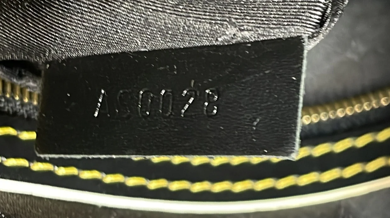 Suhali Lockit Handbag Leather MM - Deep Luxury