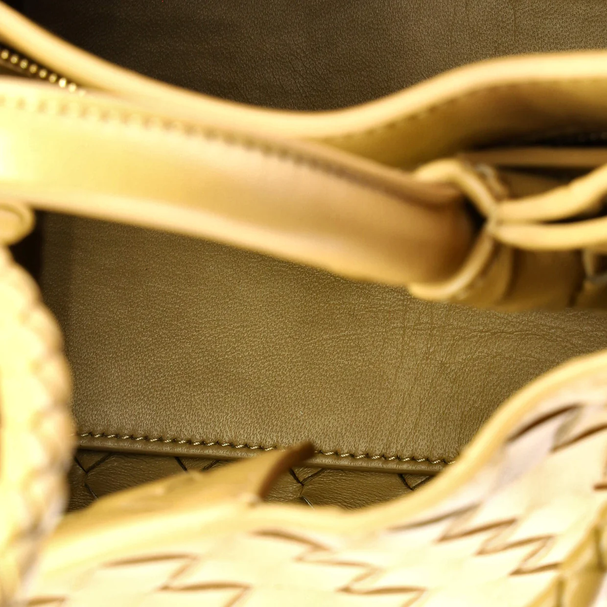 Andiamo Top Handle Bag Intrecciato Nappa Small - Deep Luxury