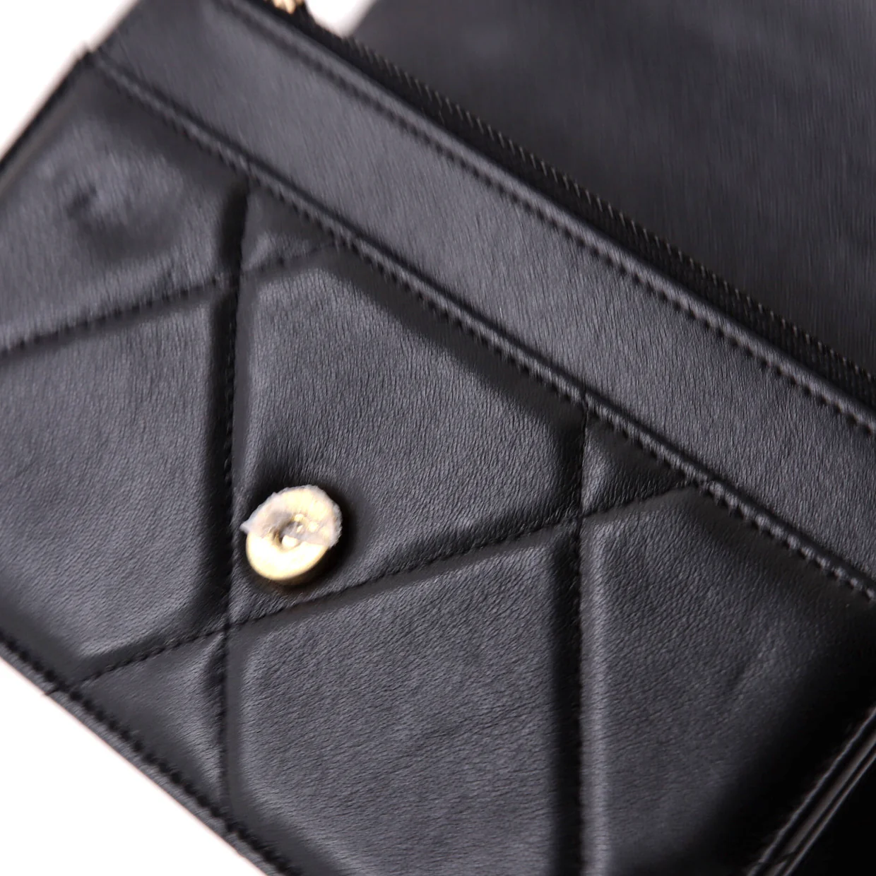 19 Wallet on Chain Quilted Lambskin - Deep Luxury