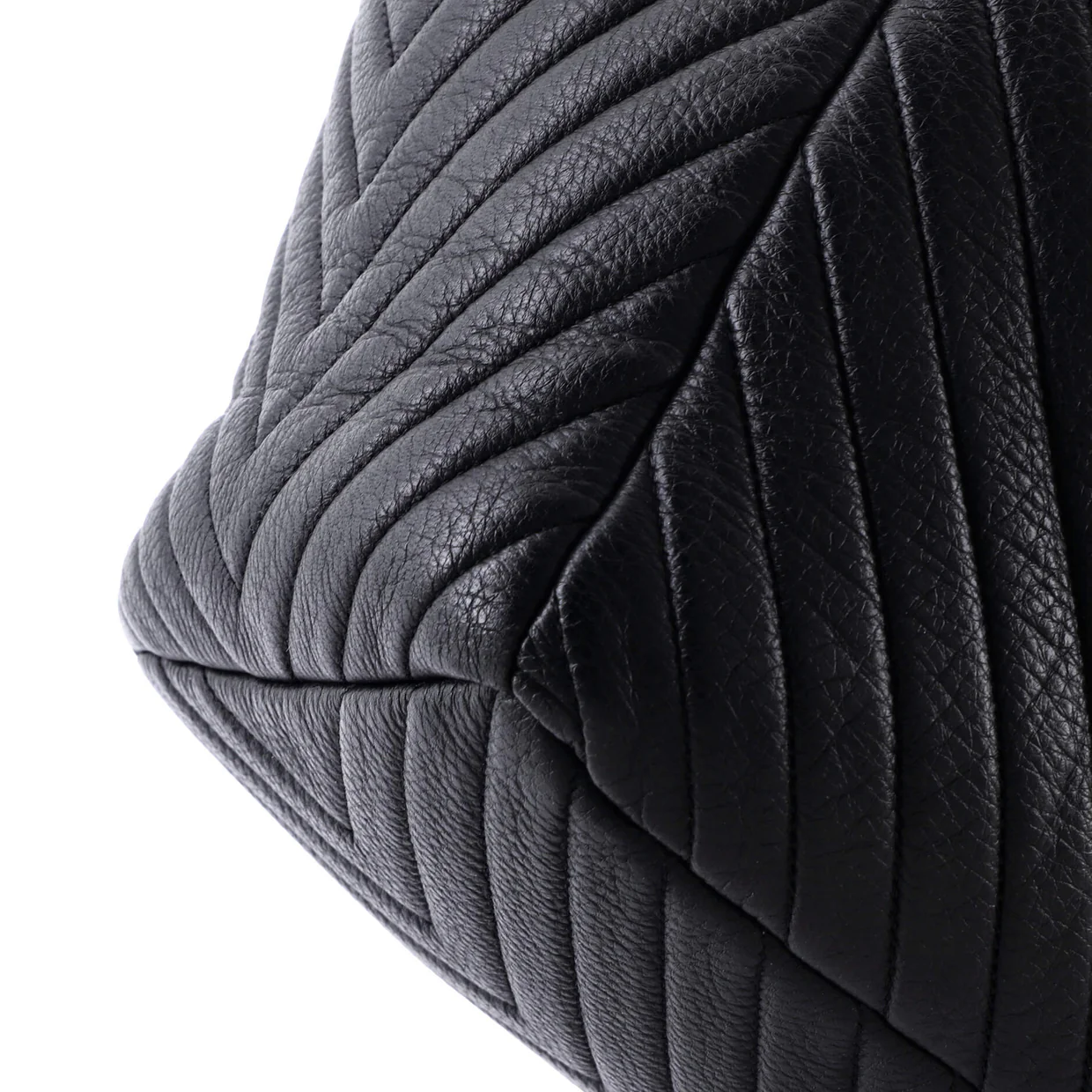 CC Chain Drawstring Bucket Bag Chevron Sheepskin Medium - Deep Luxury