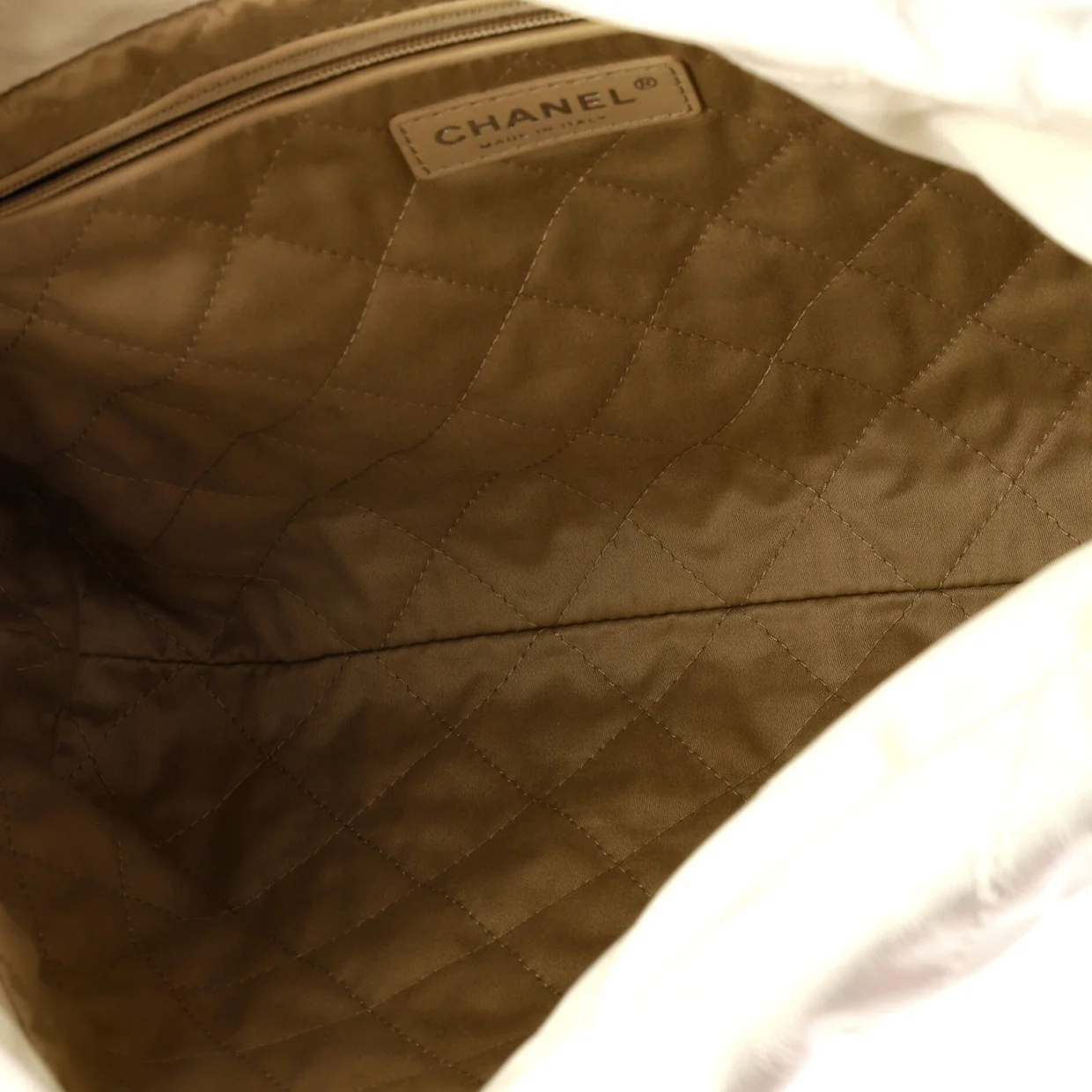 22 Chain Hobo Quilted Calfskin Small - Deep Luxury