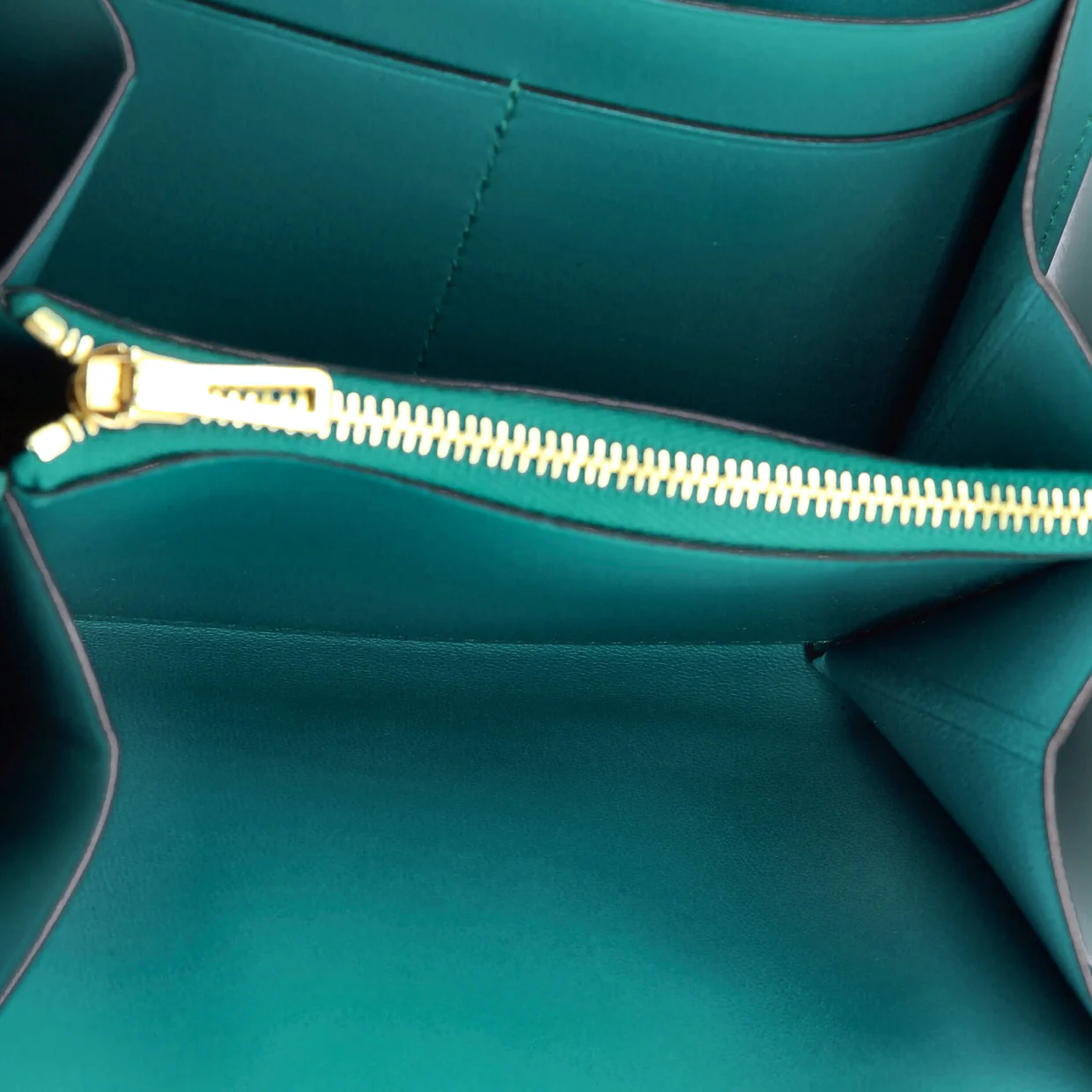 Constance Wallet Tadelakt Compact - Deep Luxury