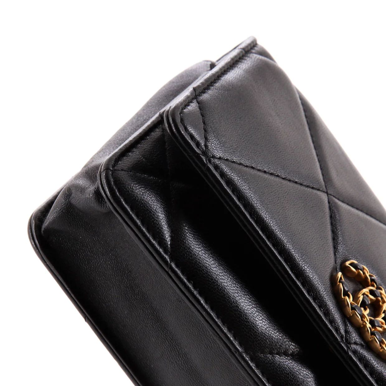 19 Wallet on Chain Quilted Lambskin - Deep Luxury