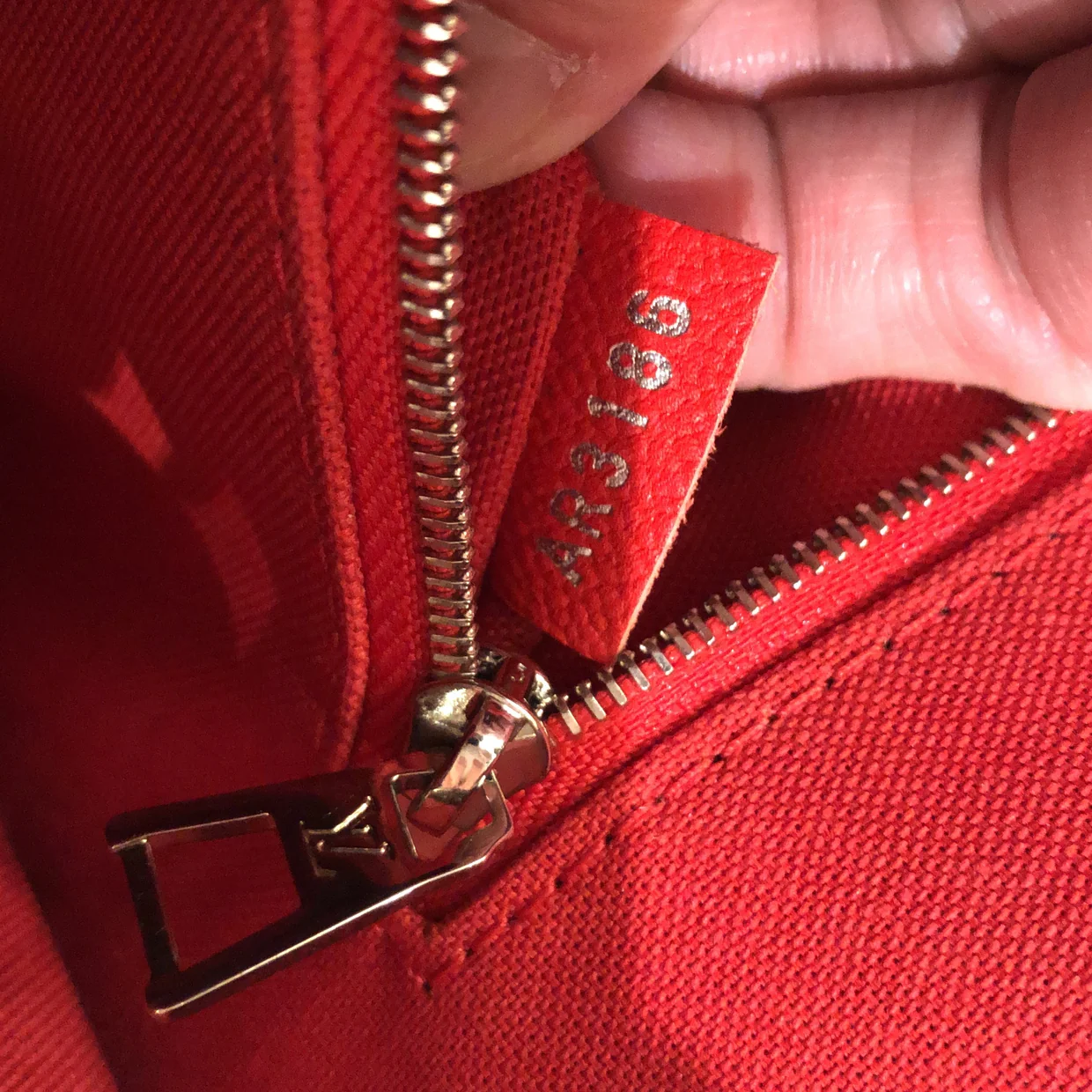 Vaneau Handbag Epi Leather MM - Deep Luxury