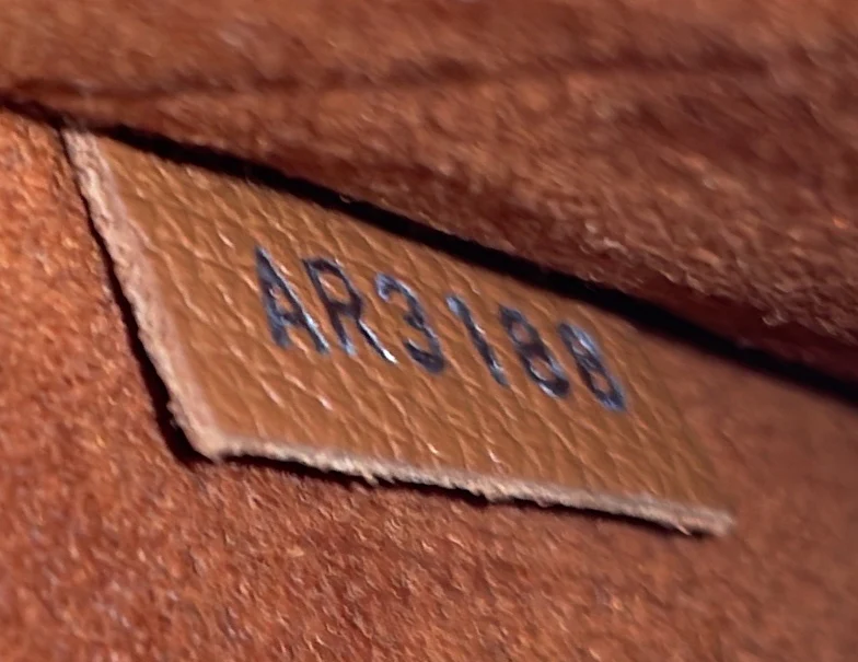 Lockmeto Handbag Leather - Deep Luxury