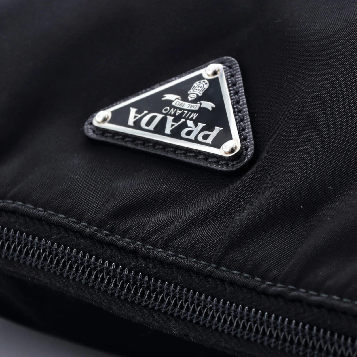 Triangle Logo Plaque Flat Messenger Tessuto Medium - Deep Luxury