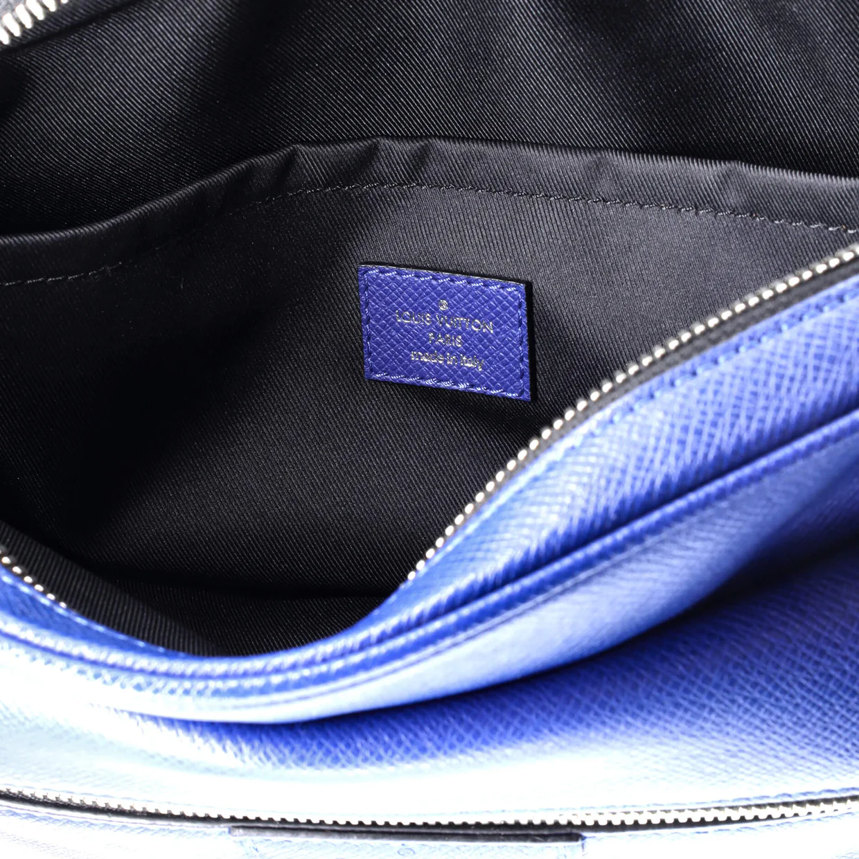 Outdoor Messenger Bag Taiga Leather PM - Deep Luxury