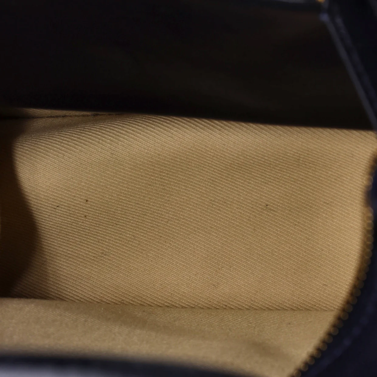 VLogo Walk Tote Leather Small - Deep Luxury