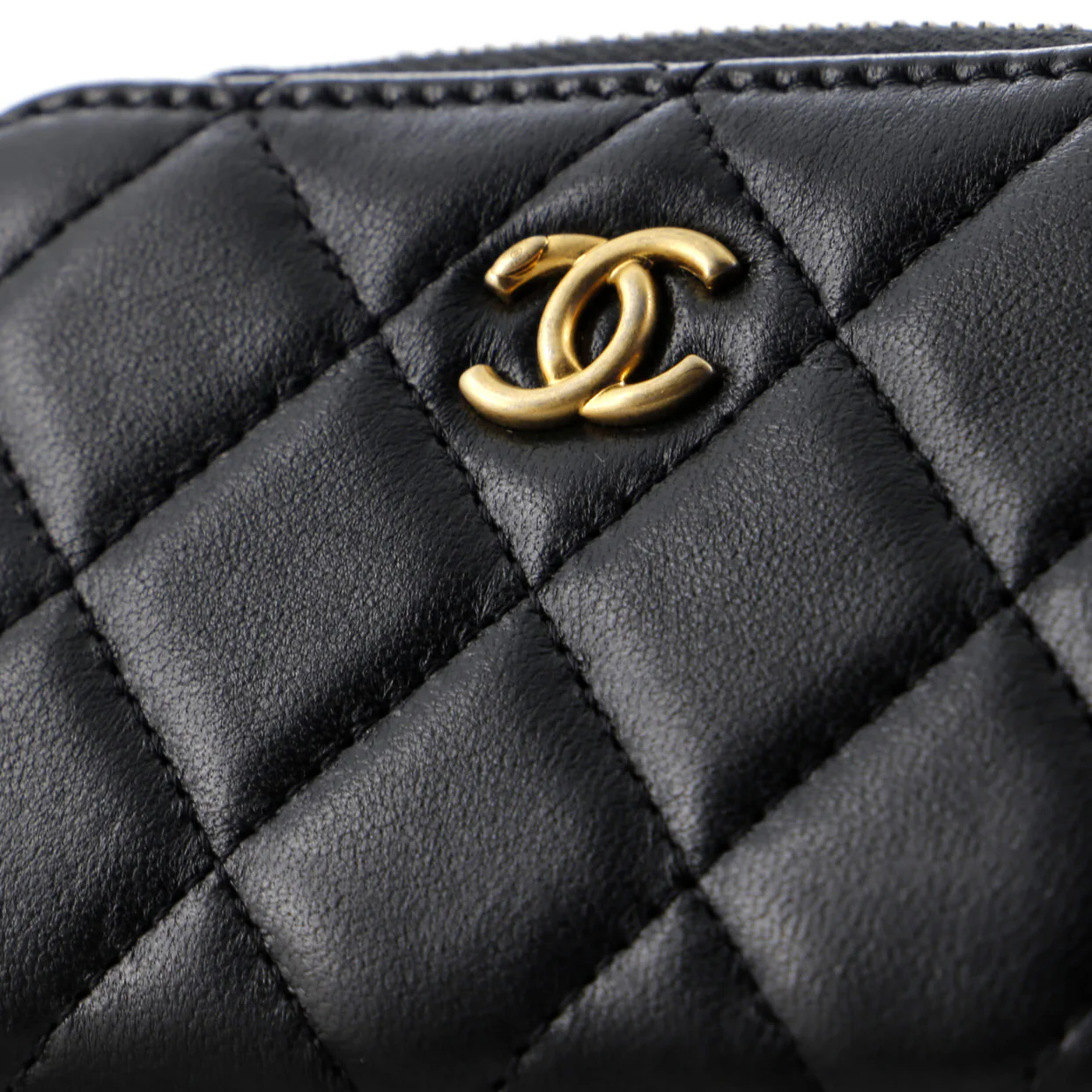 Pearl Crush Zip Around Card Holder on Chain Quilted Lambskin - Deep Luxury
