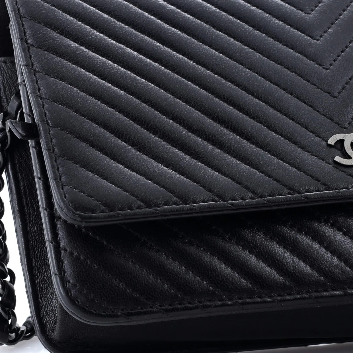 Wallet on Chain Chevron Lambskin - Deep Luxury