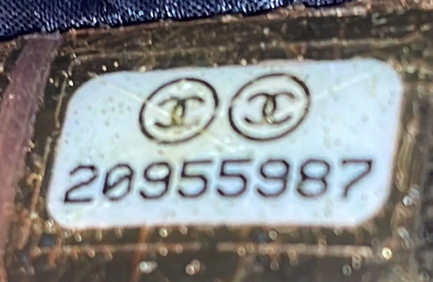 Feminine Pouch Crinkled Leather Medium - Deep Luxury