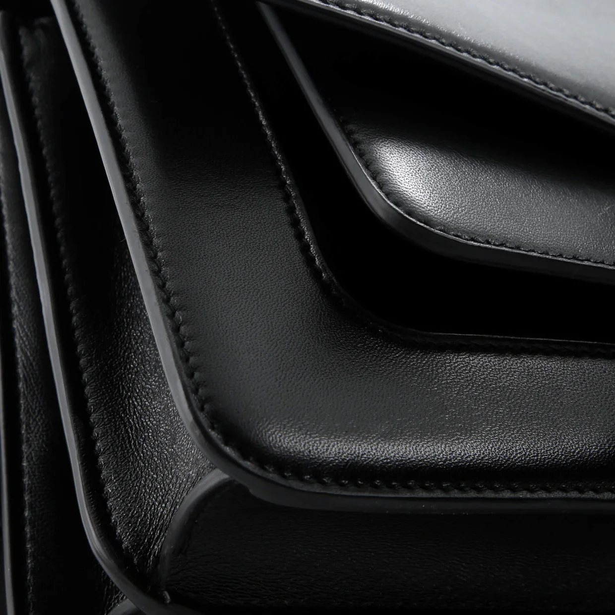 Serpenti Forever Maxi Chain Crossbody Bag Leather Medium - Deep Luxury