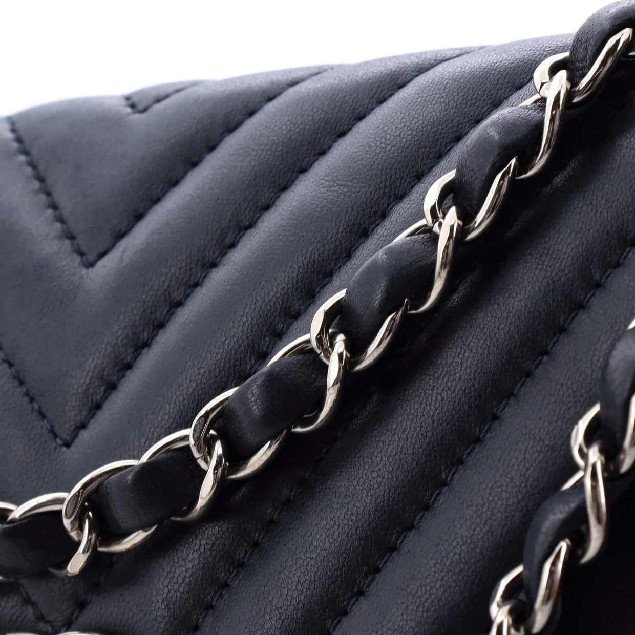 Round CC Chain Flap Bag Chevron Lambskin Medium - Deep Luxury