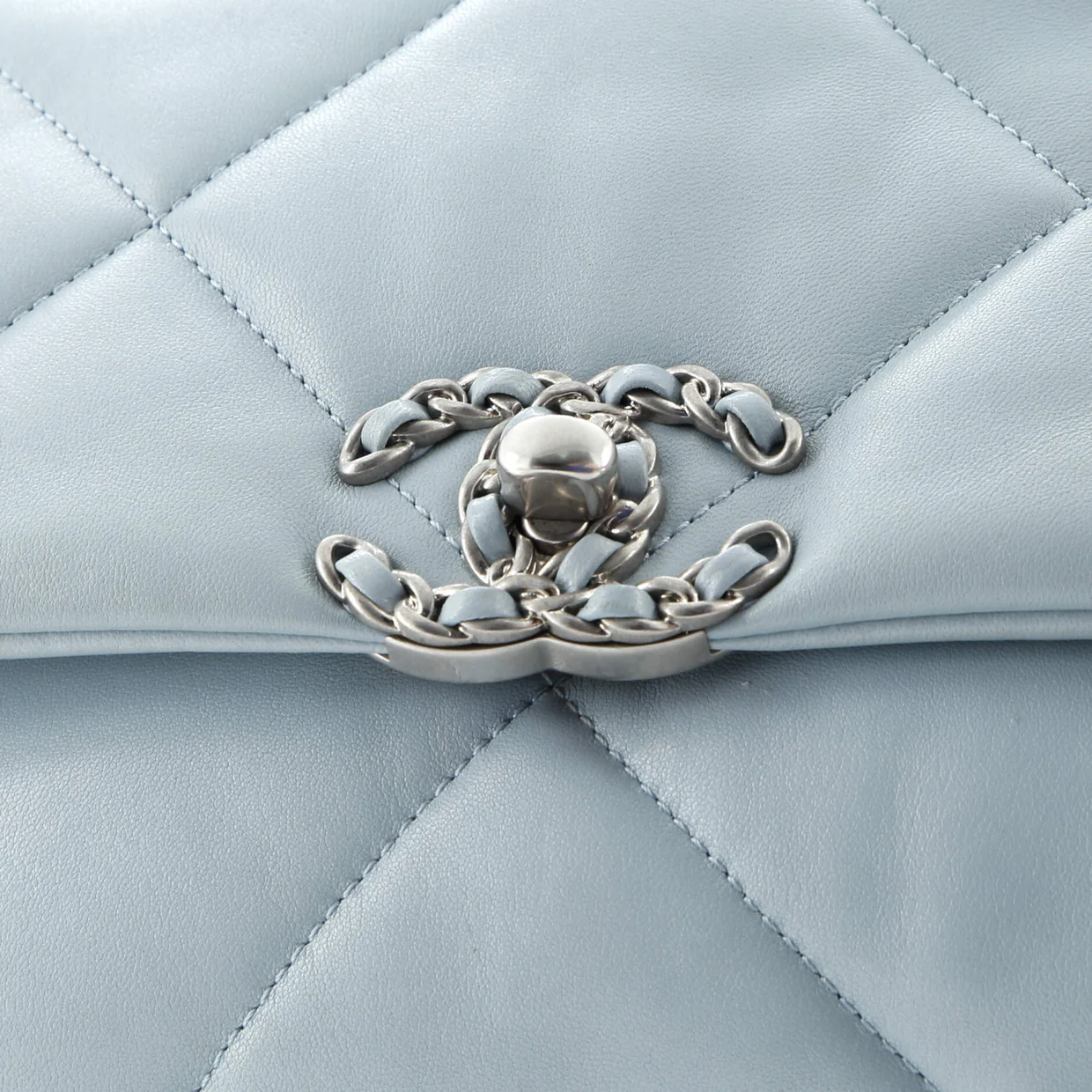 19 Flap Bag Quilted Leather Medium - Deep Luxury
